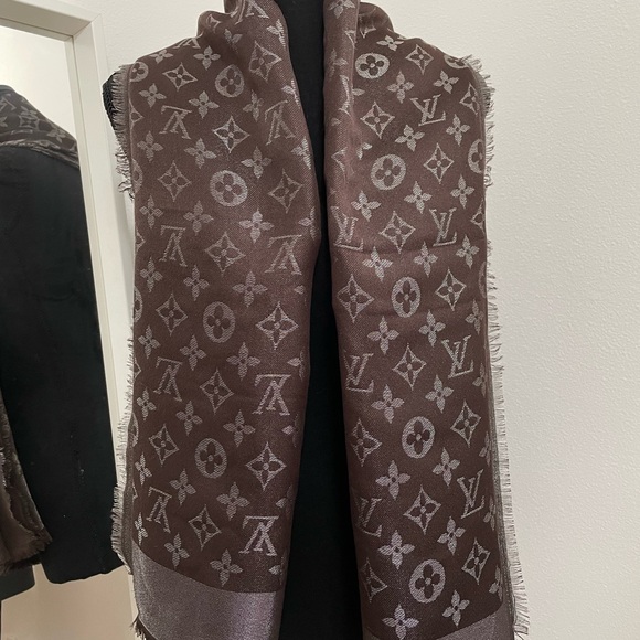 LV monogram classic shawl - Picture 7 of 11